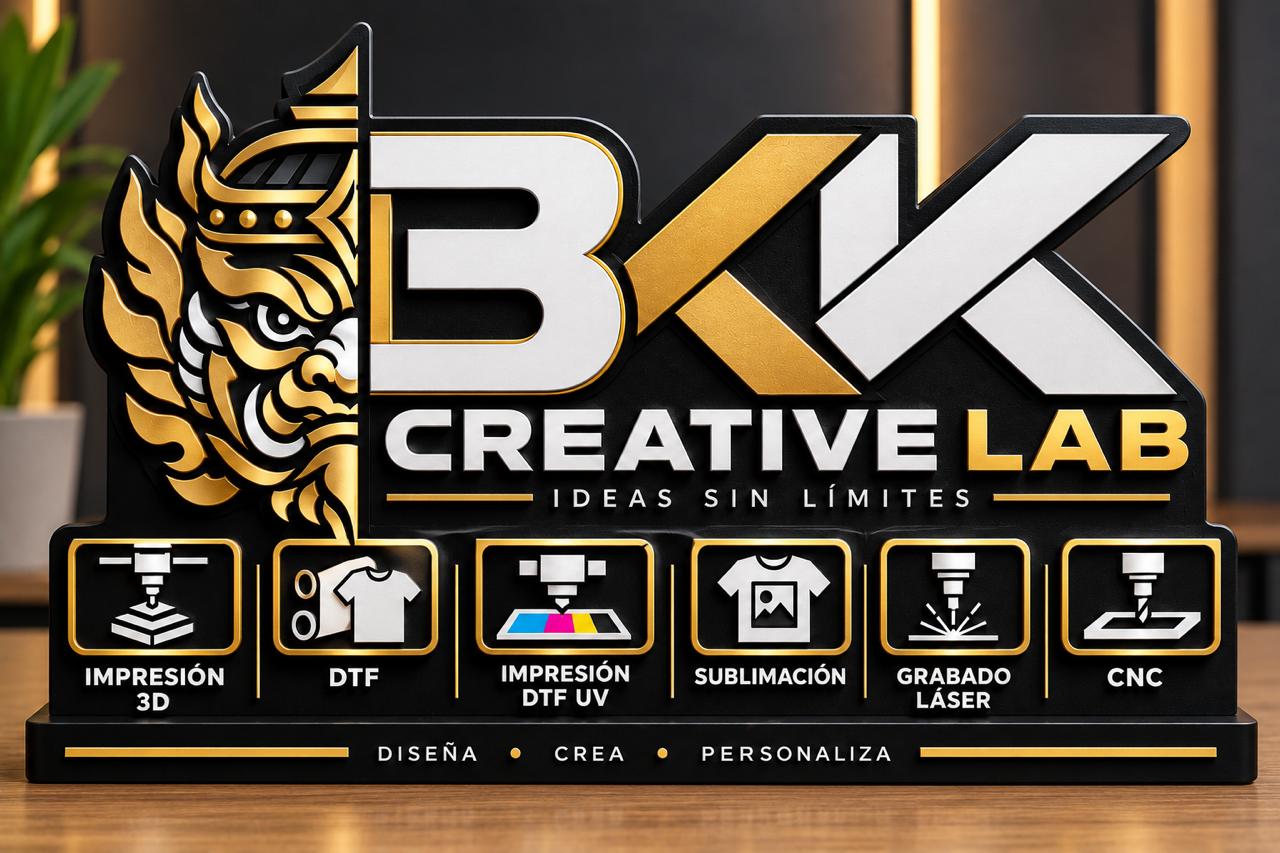 Letrero corpóreo de BKK Creative Lab impreso en 3D en negro y dorado, con los íconos de las seis técnicas del taller.